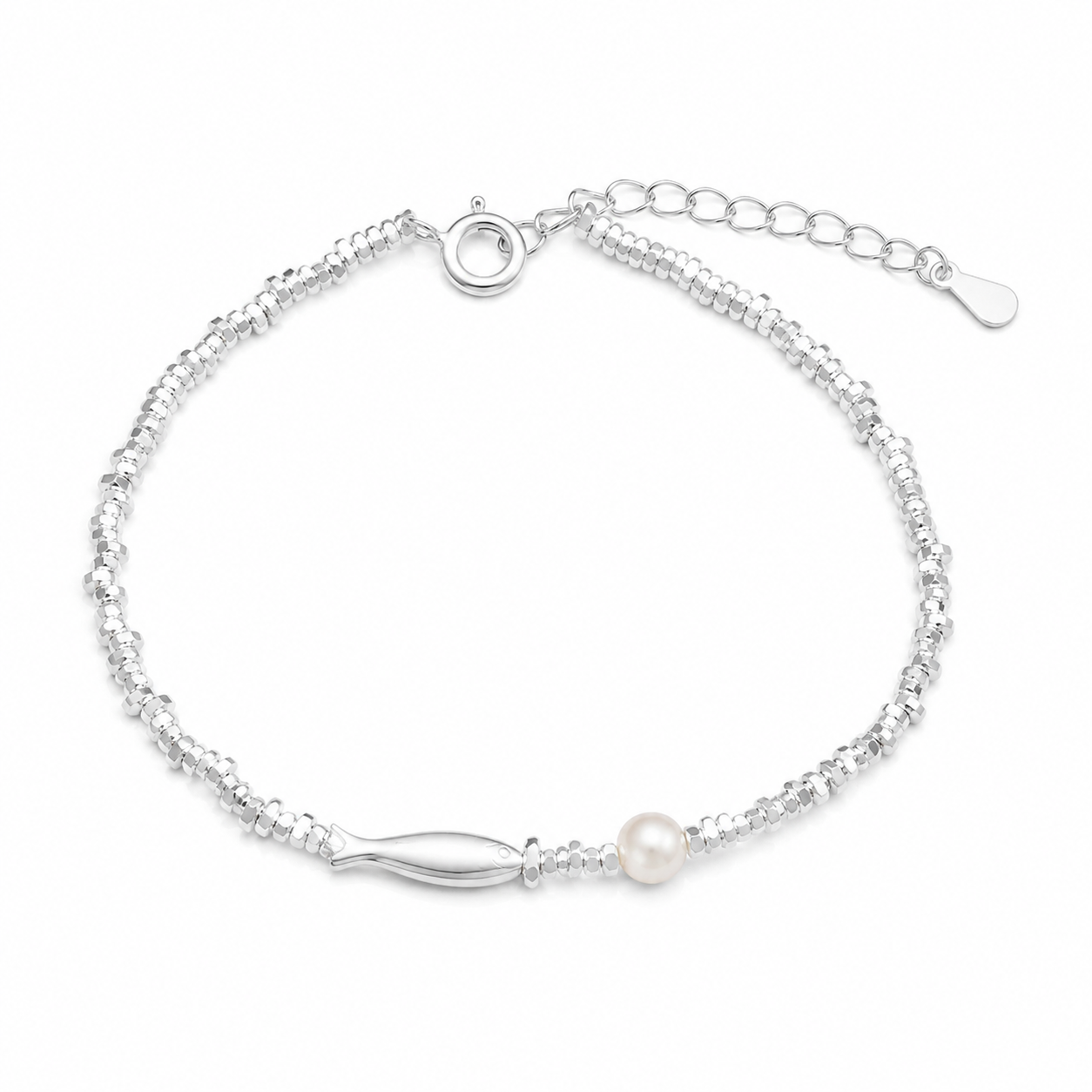 Nerina S925 Silberarmband mit Fischdetail und Perle auf weißem Hintergrund